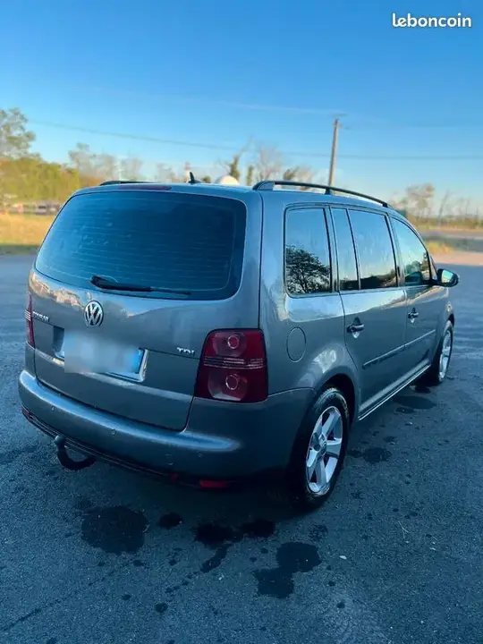 Volkswagen Touran 2010 photo 2