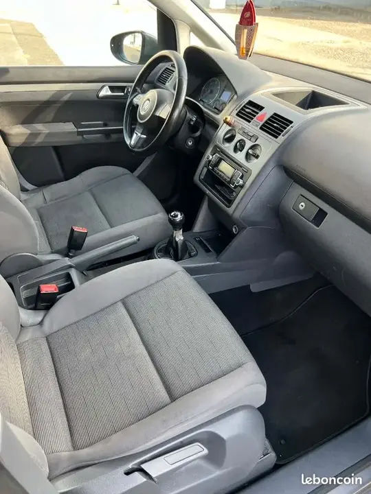 Volkswagen Touran 2010 photo 3