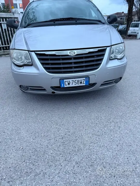 Chrysler Grand Voyager 2005 photo 2