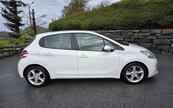 Peugeot 208 2012 photo 2
