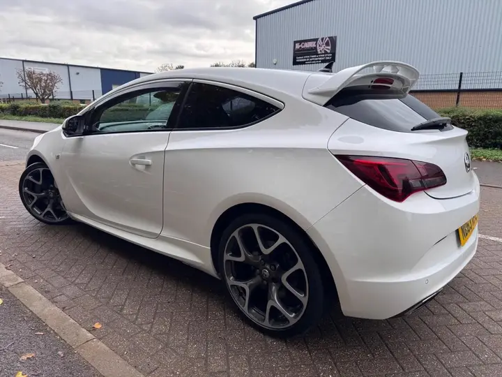 Vauxhall Astra Gtc 2014 photo 4