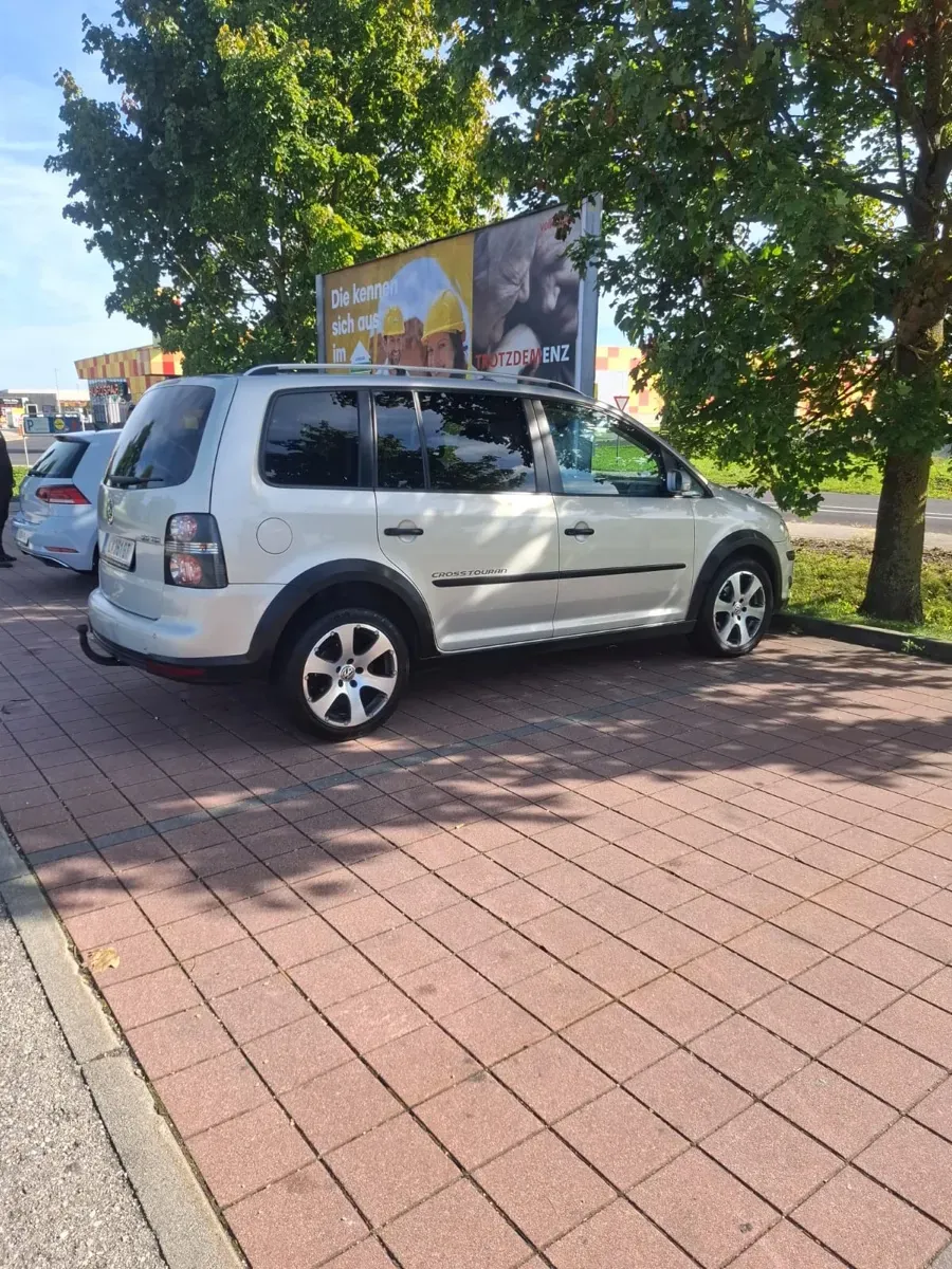 Volkswagen Touran Cross 2008 photo 2