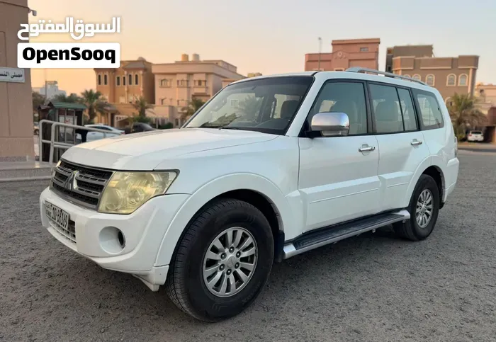 Mitsubishi Pajero 2012 photo 2