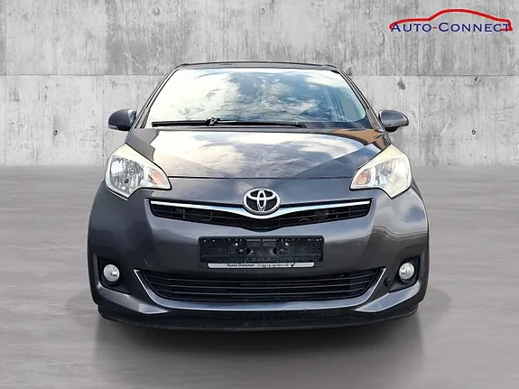 Toyota Verso-S 2012 photo 2