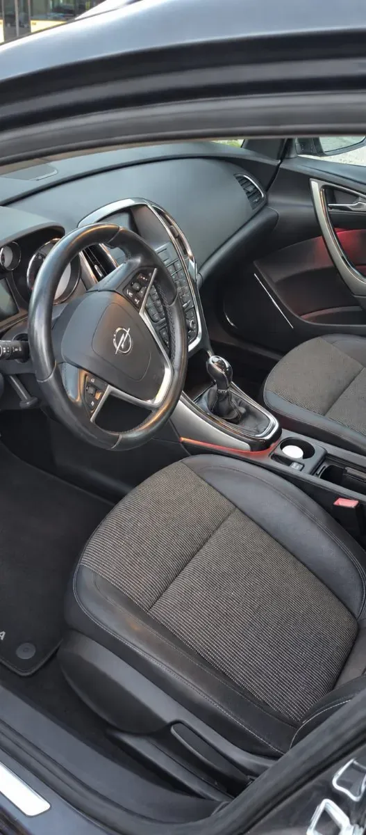 Opel Astra 2011 photo 3