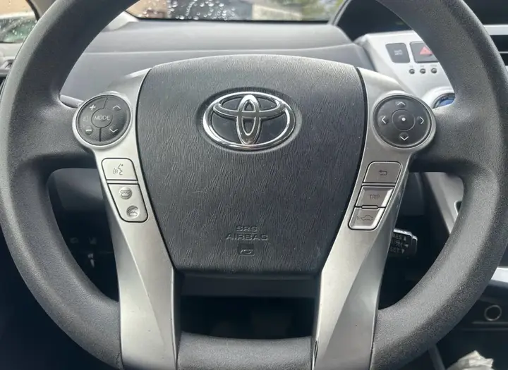 Toyota Prius V 2018 photo 5