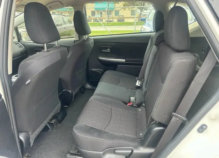 Toyota Prius V 2018 photo 4