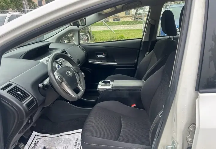 Toyota Prius V 2018 photo 3