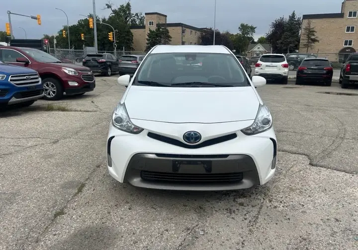 Toyota Prius V 2018 photo 2