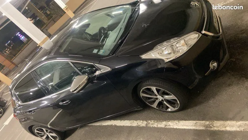 Peugeot 208 2012 photo 2