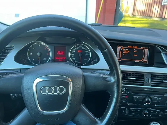 Audi A4 2010 photo 5