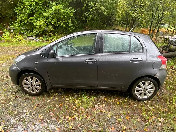 Toyota Yaris 2011 photo 2