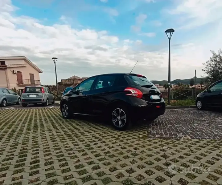 Peugeot 208 2014 photo 2