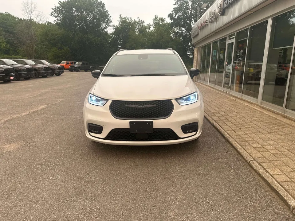 Chrysler Pacifica 2025 photo 2