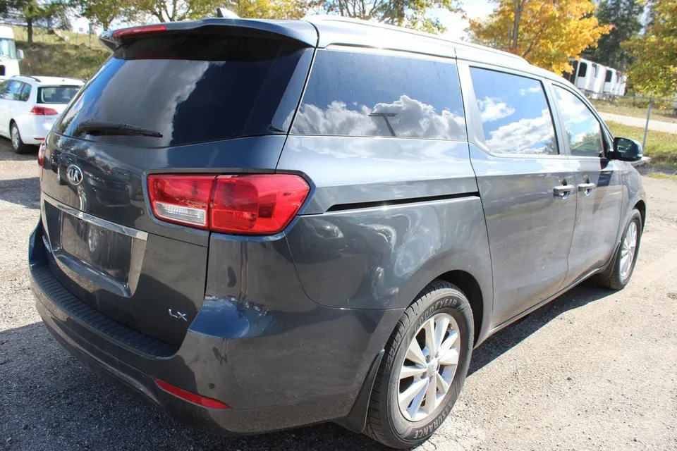 Kia Sedona 2017 photo 3