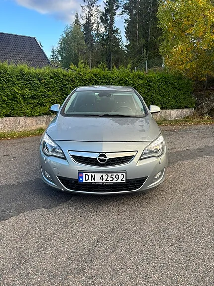 Opel Astra 2010 photo 2