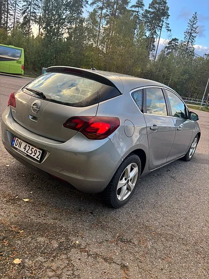 Opel Astra 2010 photo 5