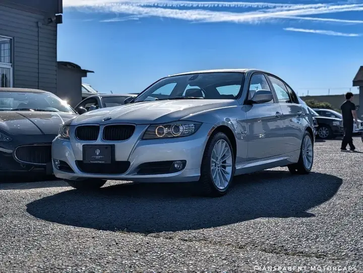 BMW 3 Series 2011 photo 2