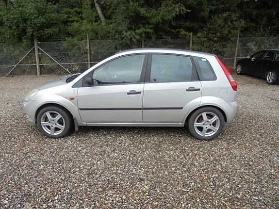 Ford Fiesta 2005 photo 2