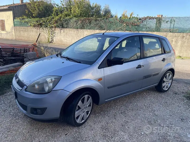 Ford Fiesta 2006 photo 2