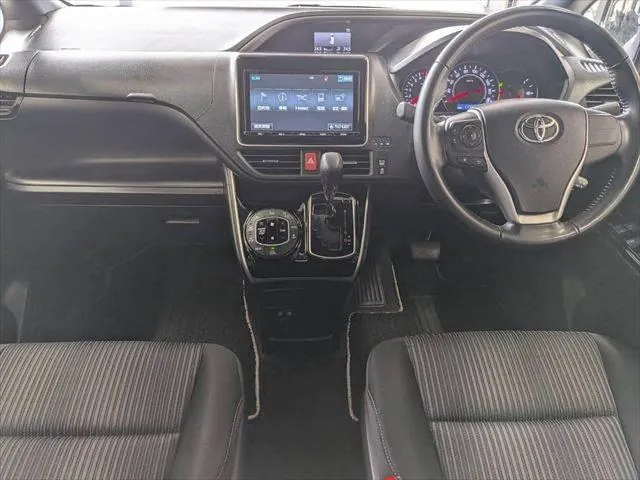 Toyota Voxy 2018 photo 3
