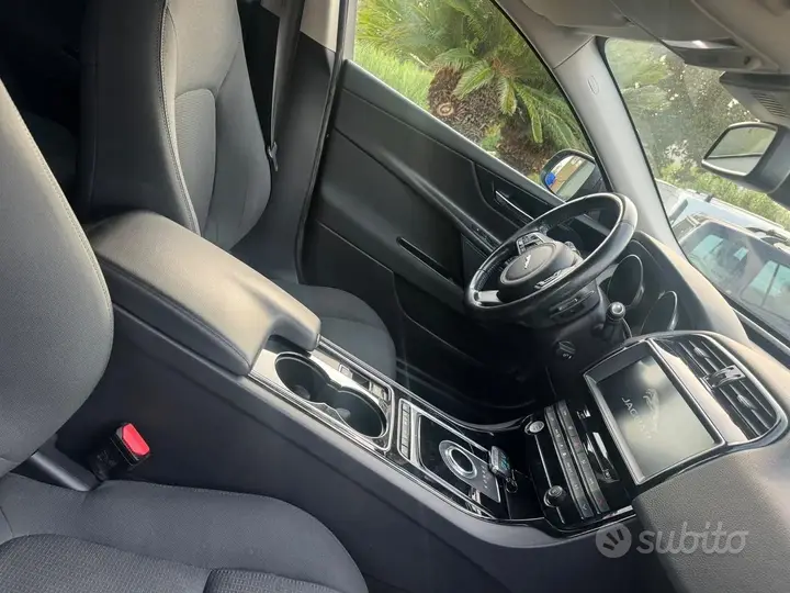 Jaguar Xe 2018 photo 5