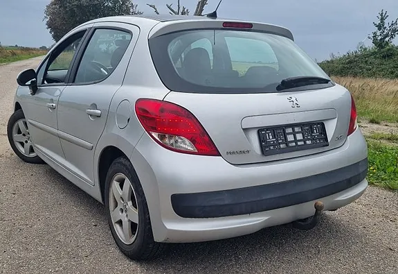 Peugeot 207 2010 photo 4