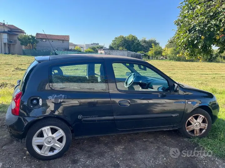 Renault Clio 2005 photo 2
