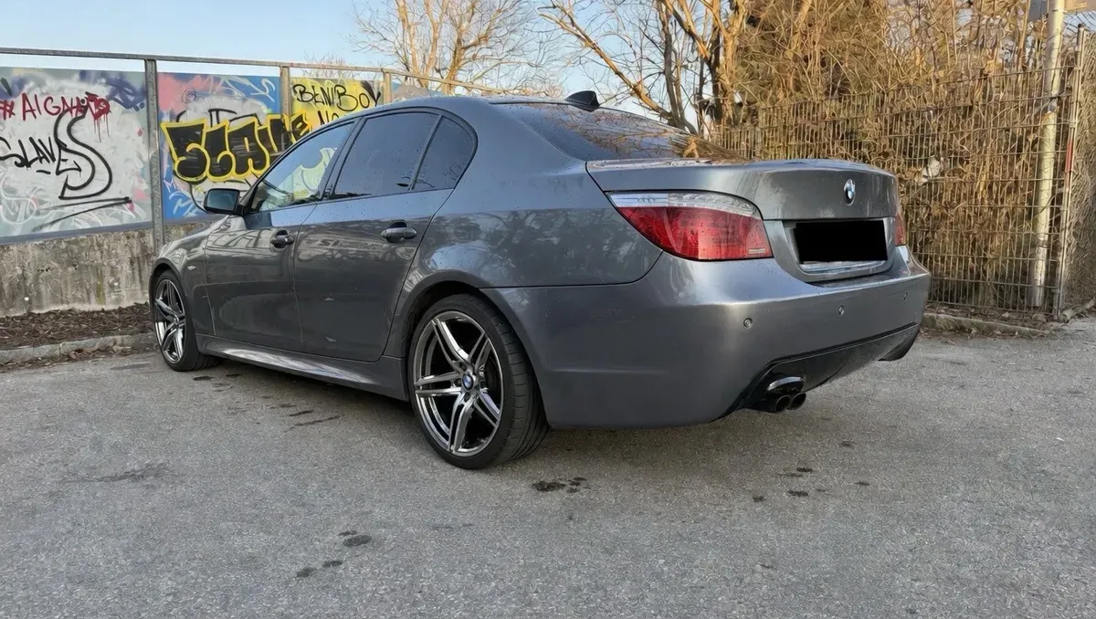BMW 5 Series 2009 photo 2