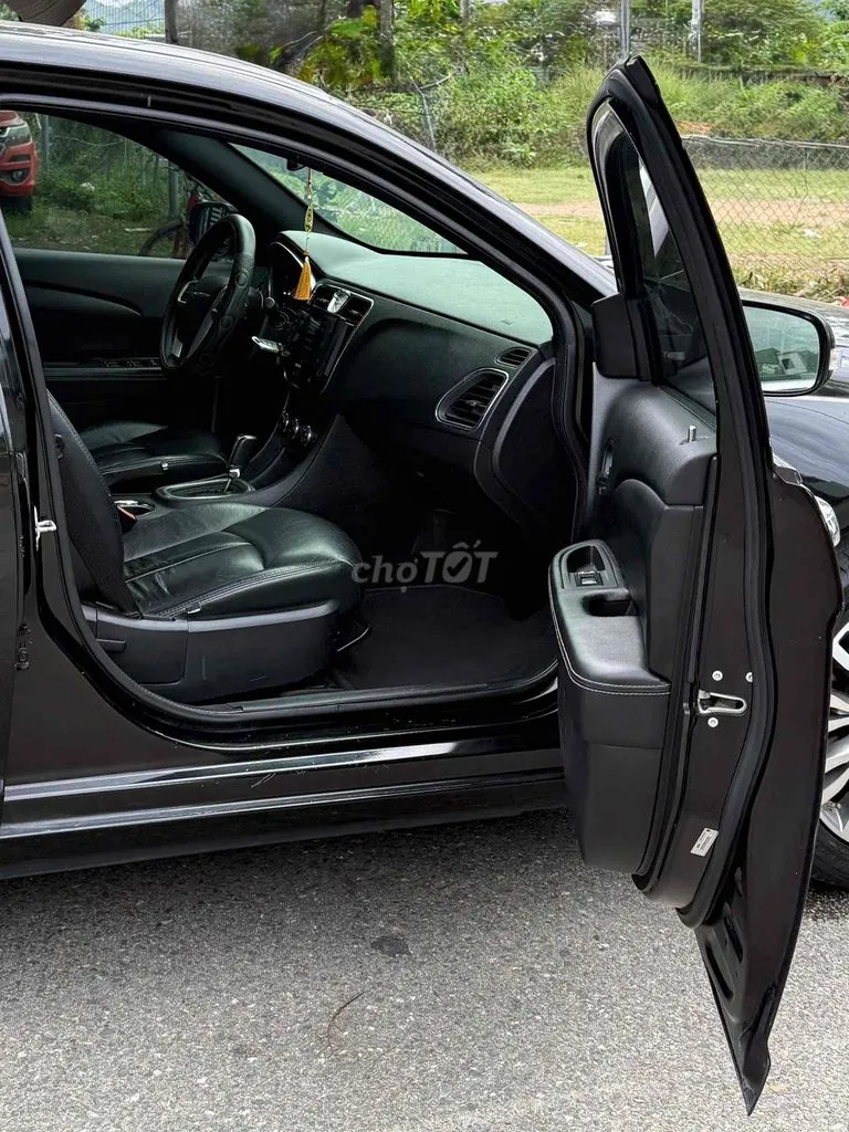 Chrysler 200 2011 photo 2