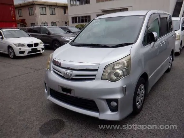Toyota Noah 2009 photo 2