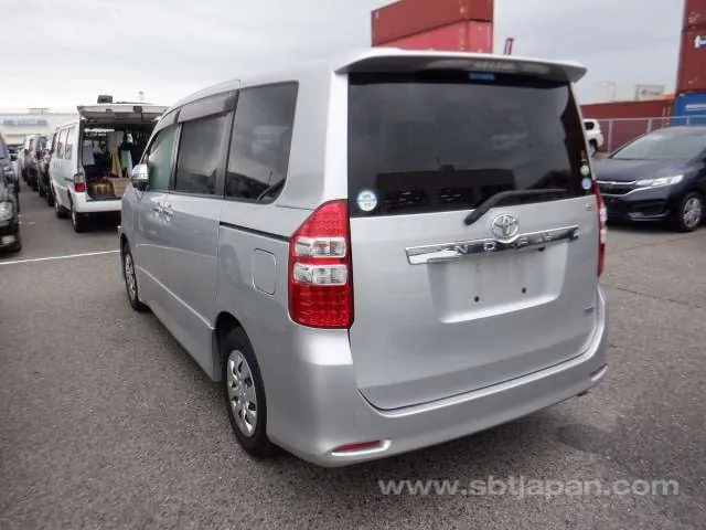 Toyota Noah 2009 photo 3
