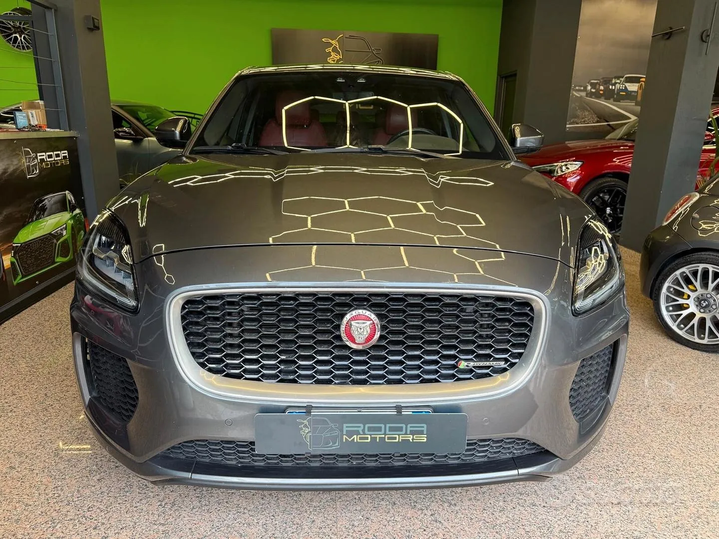 Jaguar E-Pace 2018 photo 2