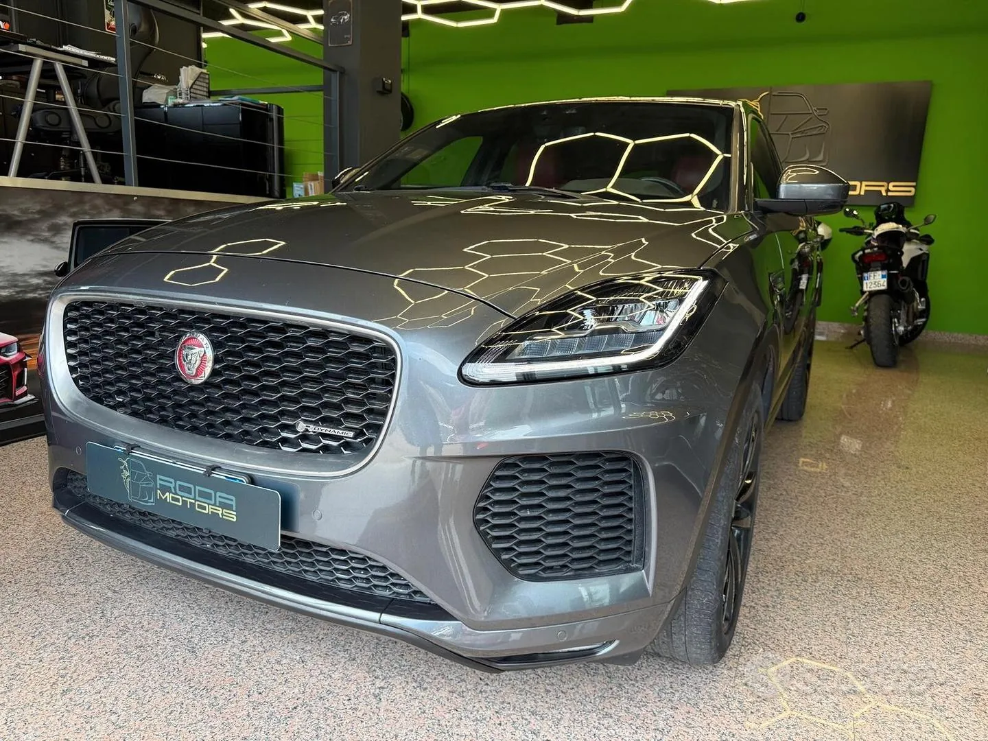 Jaguar E-Pace 2018 photo 3