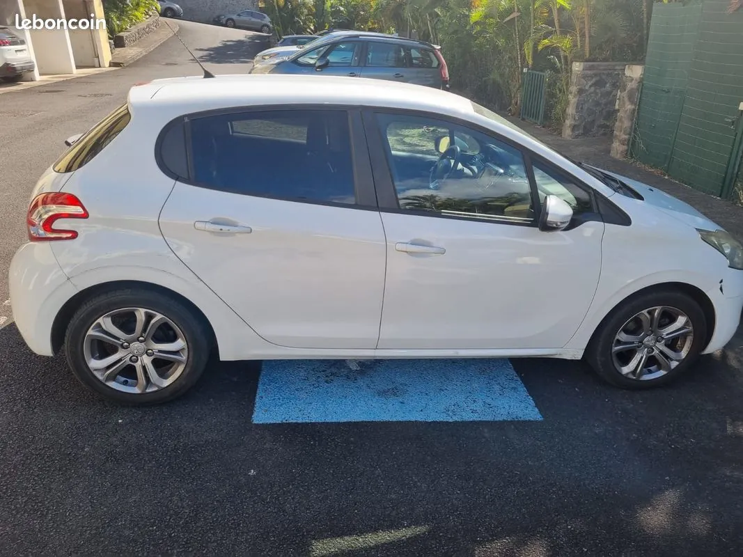 Peugeot 208 2014 photo 2
