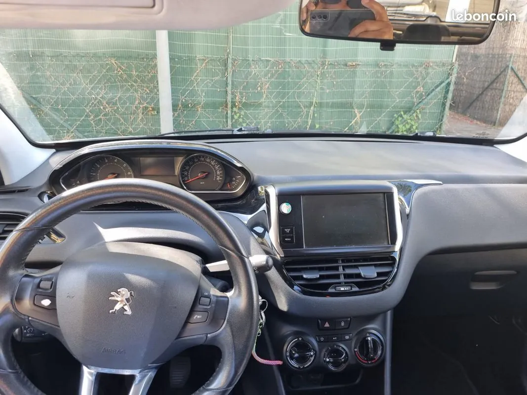 Peugeot 208 2014 photo 3