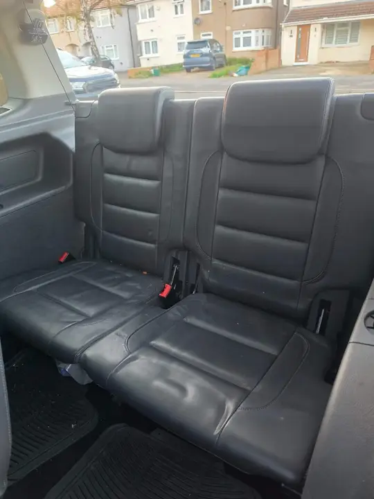 Volkswagen Touran 2011 photo 2