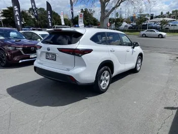 Toyota Highlander 2024 photo 3