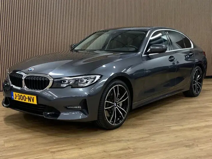 BMW 3 Series 2019 photo 2