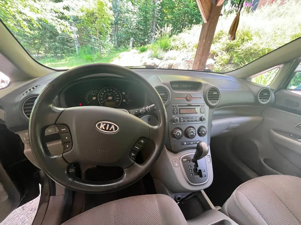 Kia Rondo 2008 photo 2