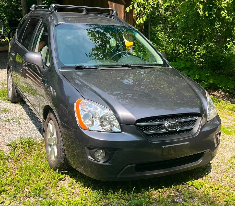 Kia Rondo 2008 photo 3