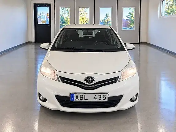 Toyota Yaris 2013 photo 2
