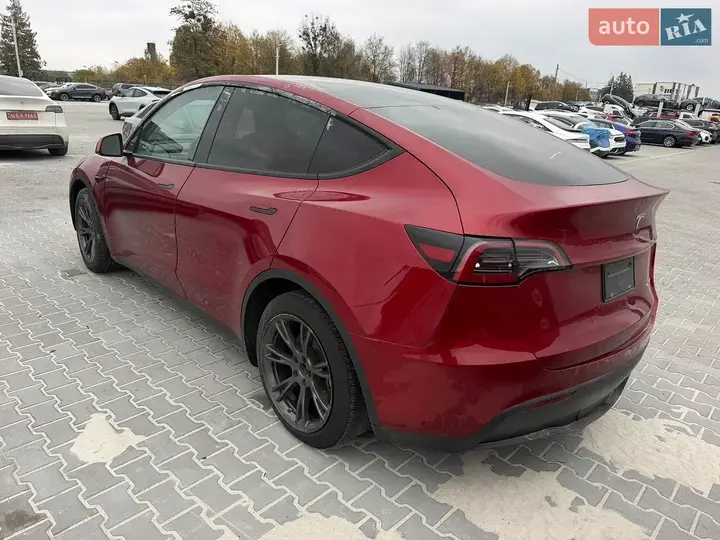 Tesla Model Y 2025 photo 3