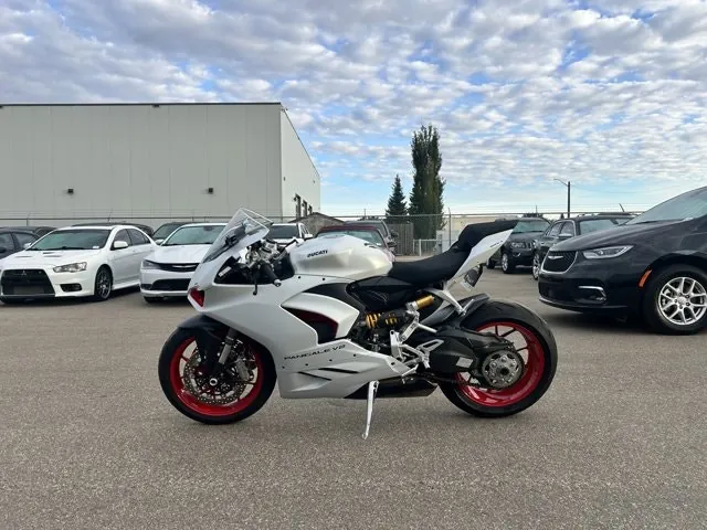 Ducati Panigale V2 2022 photo 2