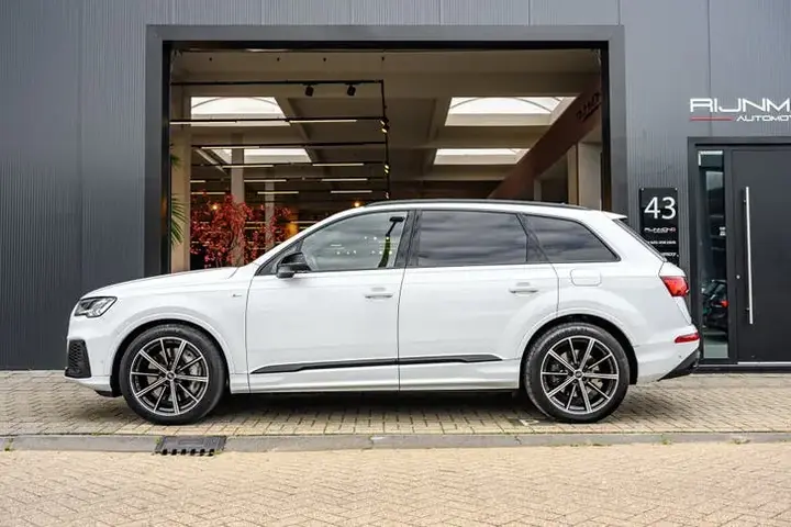 Audi Q7 2021 photo 2