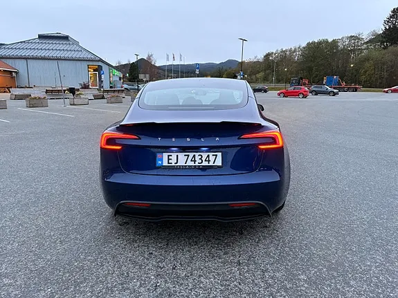 Tesla Model 3 2024 photo 3