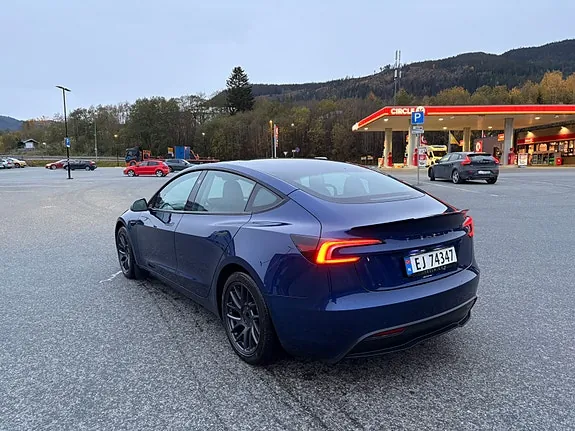 Tesla Model 3 2024 photo 4