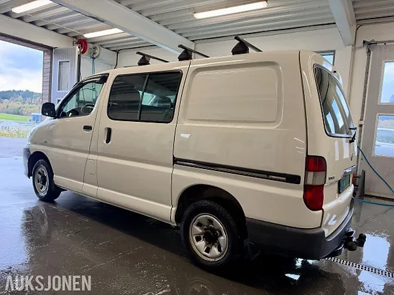 Toyota Hiace 2010 photo 2
