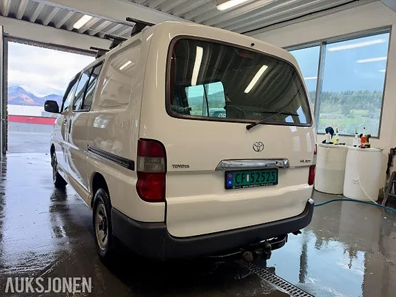 Toyota Hiace 2010 photo 3