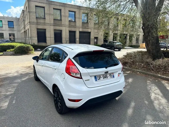 Ford Fiesta 2015 photo 2